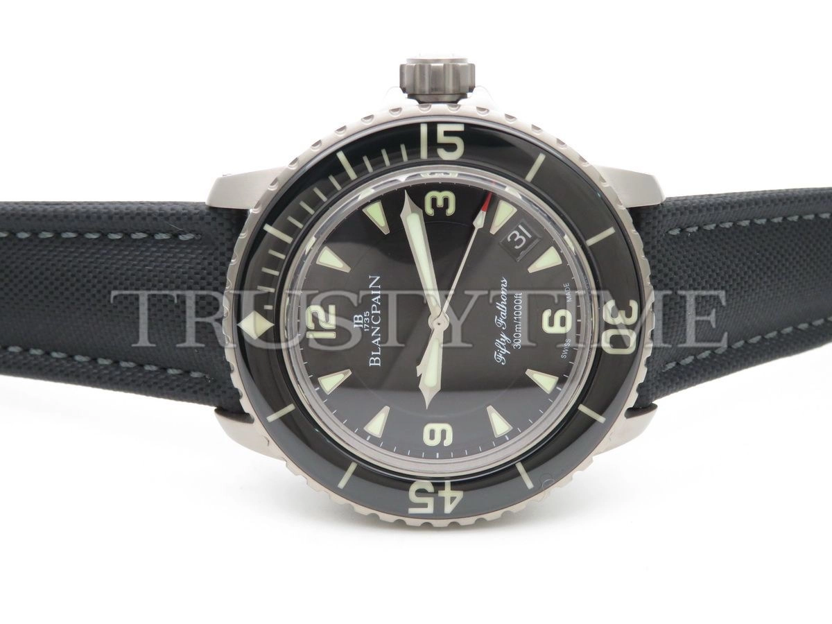 Копия часов Blancpain Fifty Fathoms 5015-1130-52A
